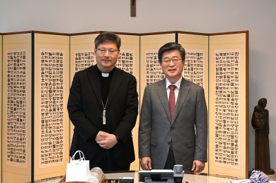 “지역 발전 위해 맞손”…김길성 중구청장, 정순택 대주교와 환담