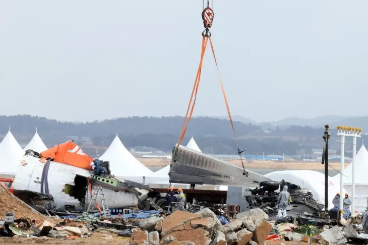 15일 오전 제주항공 참사 현장에서 항공철도사고조사위원회 관계자들이 기체 잔해를 수습하고 있다. 연합뉴스