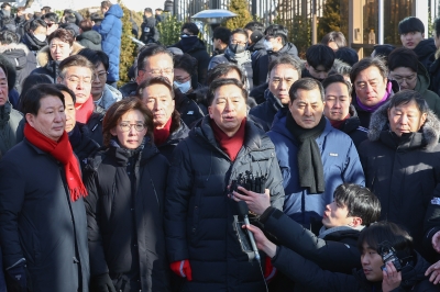 관저 달려간 의원 35명, 큰 충돌은 없어… 與, 오동운·우종수 고발