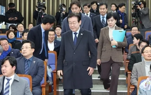 더불어민주당 이재명 대표가 15일 국회에서 열린 의원총회에 입장하고 있다. 2025.1.15  연합뉴스