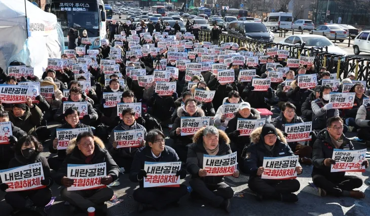 두 쪽 난 민심은 여전