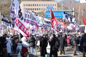 [사설] 첫 현직 대통령 체포… 수사와 탄핵심판 신속·공정하게