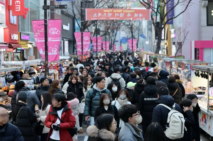 한파가 풀리며 서울 최고기온이 영상까지 오른 12일 서울 명동거리가 시민과 관광객으로 붐비고 있다. 2025.1.12. 뉴스1