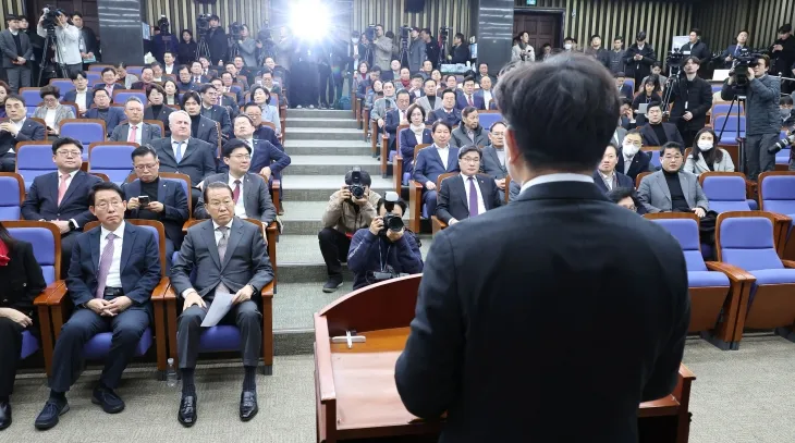 국민의힘 권성동 원내대표가 16일 국회에서 열린 비상의원총회에서 발언하고 있다. 2025.1.16 연합뉴스