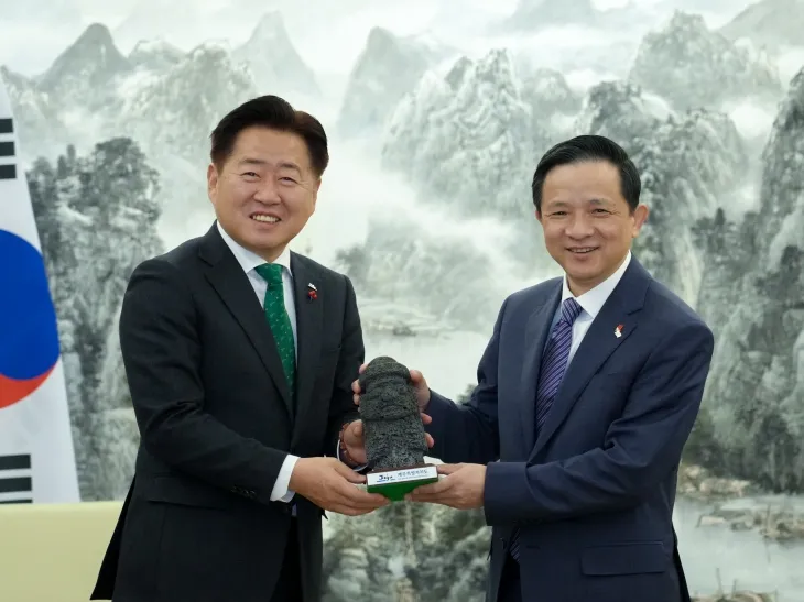 오영훈 제주도지사는 지난 15일 오후 서울 주한중국대사관에서 다이빙(戴兵) 신임 주한중국대사와 면담을 한 뒤 제주의 상징 돌하르방을 전달하고 있다. 제주도 제공