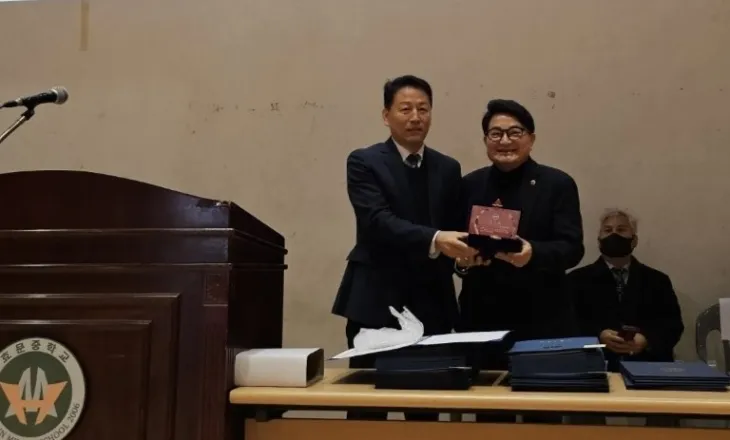 지난 14일 제17회 졸업식에 참석해 축사하고 서울시의회 의장 표창을 전수한 홍국표 의원(오른쪽)