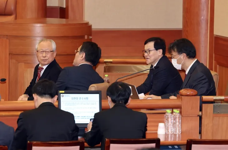 윤석열 대통령 측 변호인단이 16일 서울 종로구 헌법재판소에서 열린 윤석열 대통령 탄핵 심판 사건 2차 변론기일에 출석해 있다. 2025.1.16 연합뉴스