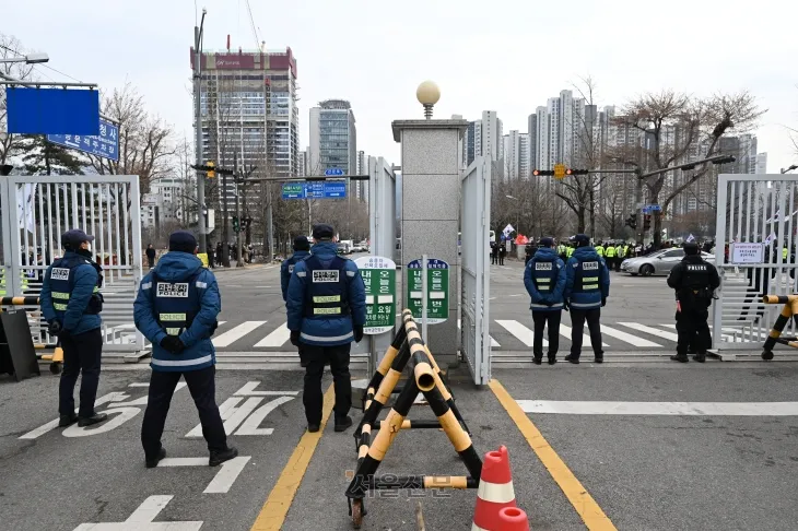 16일 오전 경기도 과천시 정부과천청사 정문 앞에 경찰이 배치되는 등 고위공직자범죄수사처(공수처)로 향하는 출입로의 경계 및 보안이 강화돼 있다. 2025.1.16 홍윤기 기자