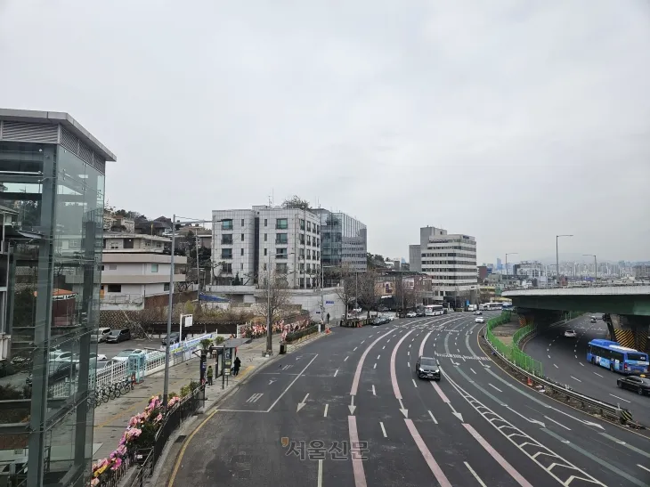 고위공직자범죄수사처(공수처)가 15일 윤석열 대통령을 내란 우두머리 혐의로 체포한 지 하루 뒤인 16일 서울 용산구 한남동에 위치한 대통령 관저 인근에는 적막감이 감돌고 있다. 유규상 기자