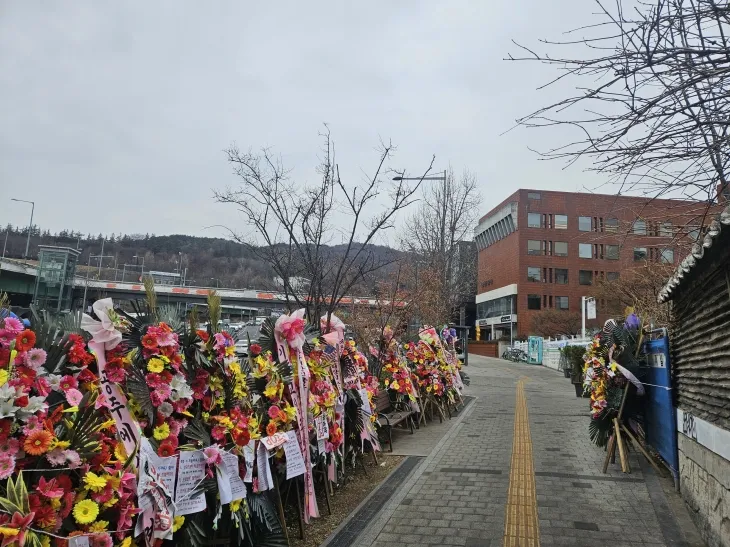 고위공직자범죄수사처(공수처)가 15일 윤석열 대통령을 내란 우두머리 혐의로 체포한 지 하루 뒤인 16일 서울 용산구 한남동에 위치한 대통령 관저 인근에는 적막감이 감돌고 있다. 사진은 루터 교회 앞에 설치된 대통령을 지지하는 화환. 유규상 기자