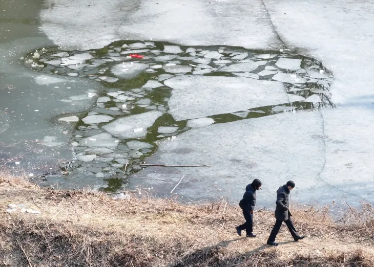 ‘산산조각 난 빙판’…저수지 사망사고 현장 찾은 소방관계자