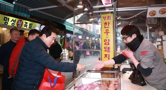 박준희 관악구청장이 인헌시장에서 식재료를 구매하고 있다. 관악구 제공