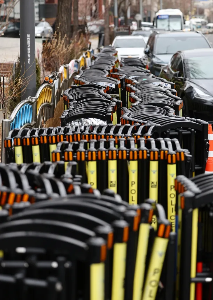 전날까지 집회 관리를 위해 사용했던 경찰 바리케이드가 도로 한쪽에 놓여 있는 모습. 연합뉴스