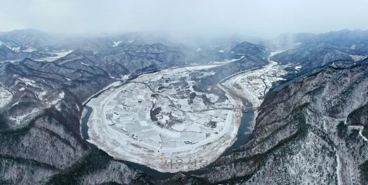 전북 무주 향로산 전망대 일대 모습. 육지 속 섬마을인 내도리가 남대천변에 조롱박처럼 매달려 있다. 향로산 전망대까지는 모노레일이 운행한다.