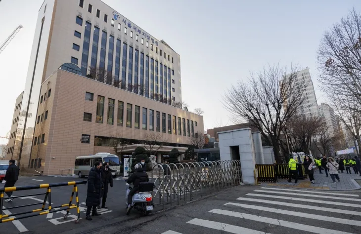 고위공직자범죄수사처(공수처)의 윤석열 대통령에 대한 구속영장 청구가 예상되는 17일 오전, 영장을 접수할 것으로 유력한 서울 마포구 서울서부지방법원 청사 경계가 강화돼 있다. 2025.1.17 연합뉴스