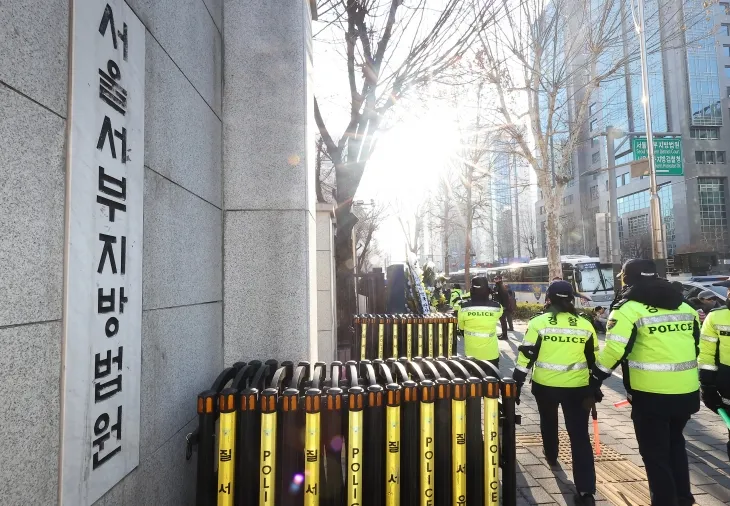 고위공직자범죄수사처(공수처)의 윤석열 대통령에 대한 구속영장 청구가 예상되는 17일 오후 서울 마포구 서울서부지방법원 주차장 출입이 통제되고 있다. 2025.1.17 연합뉴스