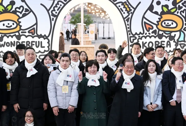 17일 오후 서울 광화문광장에서 열린 광복 80주년 기념 ‘광복80장터’에서 김성수 서울신문 사장, 강정애 국가보훈부 장관 및 참석자들이 파이팅을 외치고 있다. 2025.1.17. 도준석 전문기자