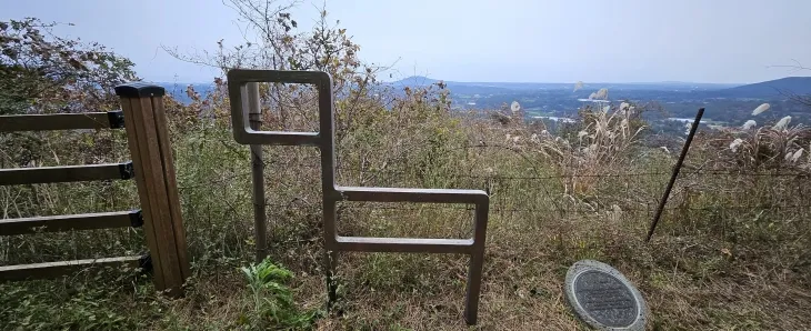 말미오름 정상에 세워진 간세. 제주 강동삼 기자