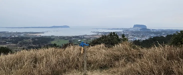 말미오름에서 본 것과 비슷한 알오름 정상에서 만나는 성산포와 우도. 제주 강동삼 기자