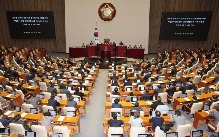 17일 밤 속개된 국회 본회의에서 윤석열 정부의 내란ㆍ외환 행위의 진상규명을 위한 특별검사 임명 등에 관한 법률안에 대한 수정안이 상정되고 있다. 더불어민주당 박성준 의원이 제안설명을 하고 있다. 2025.1.17 연합뉴스