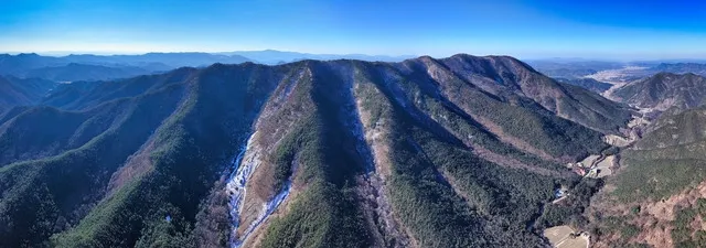 선암산(879m). 경북 의성군에서 가장 높은 산이며 산 정상에서 바라보는 풍경이 장엄해 등산객들에게 인기가 있다. 경북문화관광공사 제공