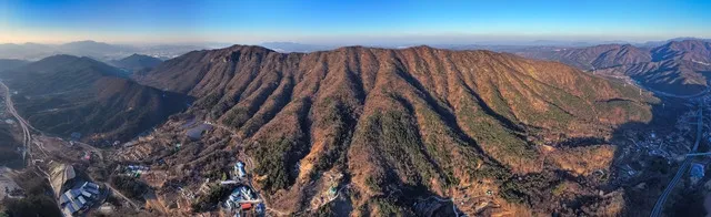 ‘동산(東山)’. 칠곡군 가산면 송학리 에 자리잡은 산으로 풍수지리적으로 뱀의 형상을 한 ‘뱀혈(蛇穴‧사혈)’ 명당으로 전해진다. 경북문화관광공사 제공