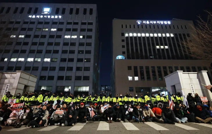 ‘윤석열 대통령 구속영장 청구’ 항의 위해 모인 지지자들