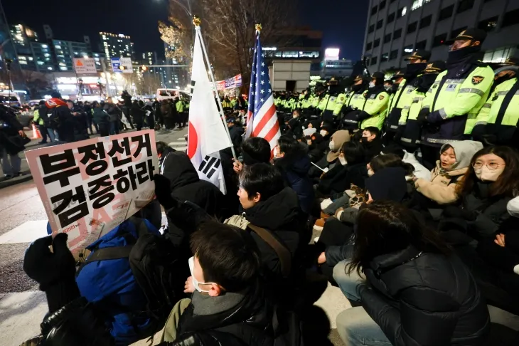 서부지법 앞에서 항의하는 윤석열 대통령 지지자들