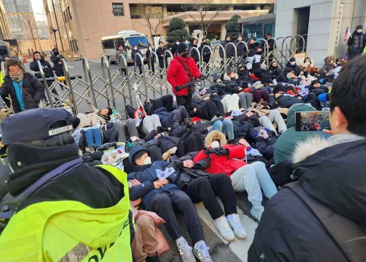 윤석열 대통령에 대한 구속 전 피의자 심문(영장실질심사)이 열리는 18일 서울 마포구 서울서부지법 앞에서 윤 대통령 지지자들이 도로에 누워 스크럼을 짜고 시위하고 있다. 2025.1.18 연합뉴스