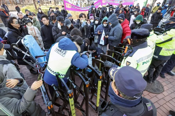 18일 윤석열 대통령에 대한 구속 전 피의자 심문(영장실질심사)이 열리는 서울 마포구 서울서부지법 앞에서 윤 대통령 지지자 200여명이 밤샘 농성을 벌여 경찰이 강제해산에 나선 가운데 구급대원이 출동해 있다. 2025.1.18 뉴스1