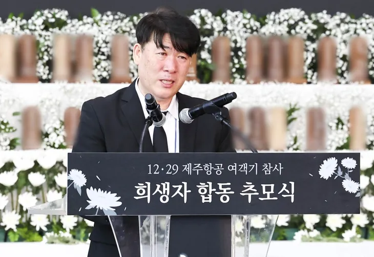 박한신 제주항공 참사 유가족협의회 대표가 18일 전남 무안국제공항에서 열린 ‘12·29 제주항공 여객기 참사 희생자 합동추모식’에서 추모사를 하고 있다. 2025.1.18 대통령실통신사진기자단