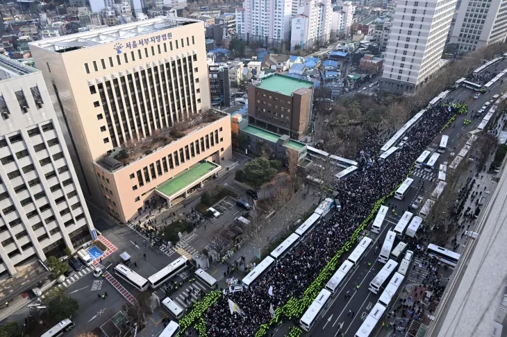 내란 우두머리(수괴) 혐의로 체포된 윤석열 대통령의 구속 전 피의자 심문(영장실질심사)이 열린 18일 서울 마포구 서울서부지법 앞에서 윤 대통령 지지자들이 집회를 하고 있다. 2025.1.18 공동취재