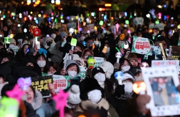 24일 서울 종로구 경복궁역 앞에서 윤석열즉각퇴진-사회대개혁 비상행동 주최로 열린 ‘메리퇴진 크리스마스 민주주의 응원봉 콘서트 - 다시 만들 세계’에서 시민들이 손팻말과 응원봉을 들고 있다. 2024.12.24 뉴시스