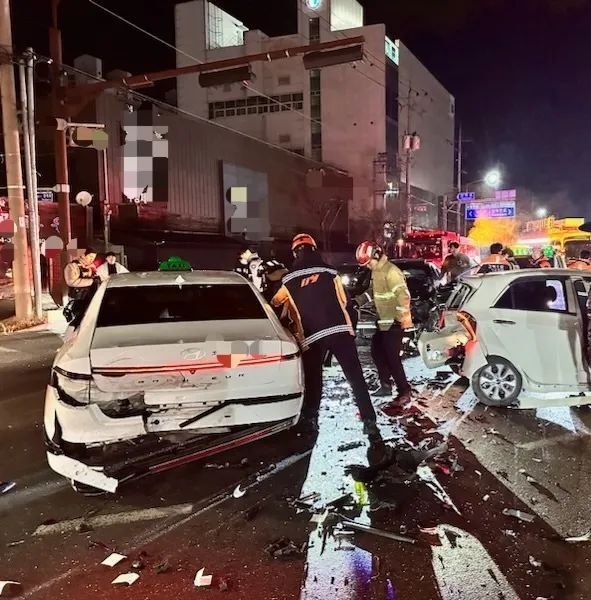 경북 포항시 북구 용흥동 사고 현장. 경북소방본부 제공