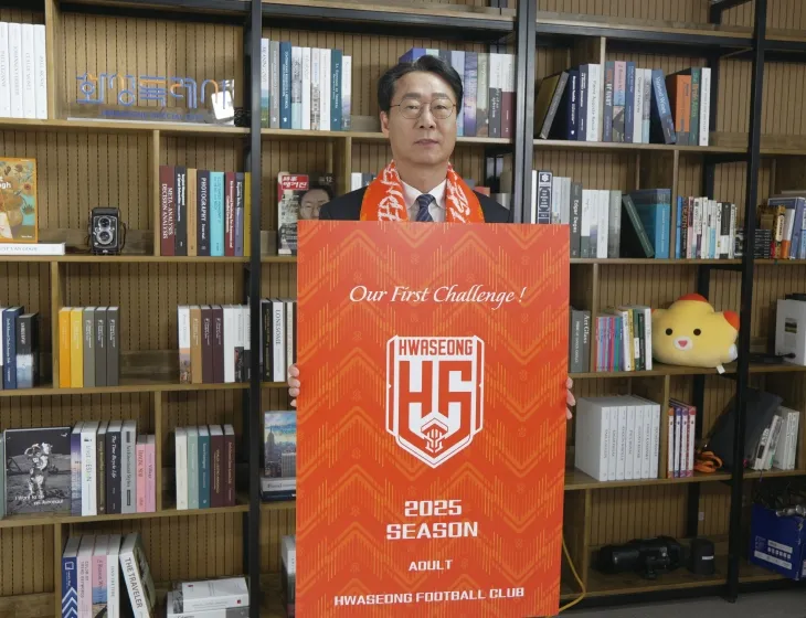 정명근 화성FC 구단주(화성특례시장)가 2025시즌 1호 시즌권을 구매하고  기념 촬영을 하고 있다. (화성시 제공)