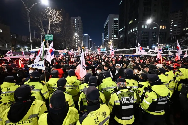 내란 우두머리 혐의로 체포된 윤석열 대통령이 18일 오후 서울 마포구 서울서부지방법원에서 영장실질심사가 끝난 뒤에도 윤 대통령 지지자들이 집회를 이어가고 있다. 2025.1.18 도준석 전문기자