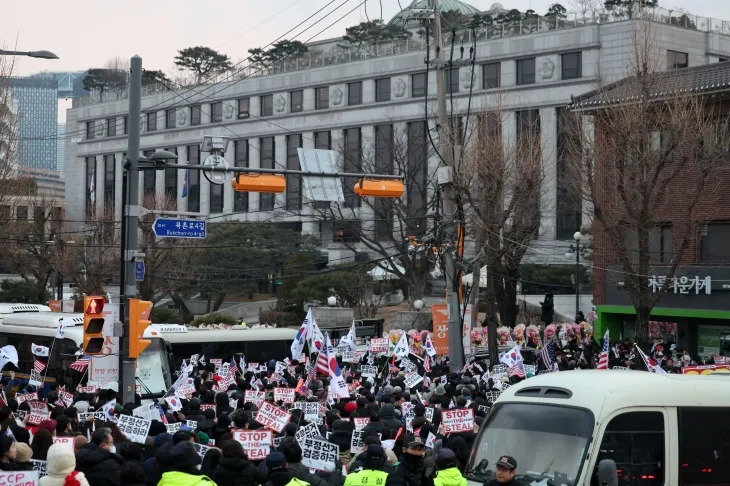 윤석열 대통령이 구속된 19일 서울 종로구 헌법재판소 앞에서 윤 대통령 지지자들이 구호를 외치고 있다. 2025.01.19 뉴시스