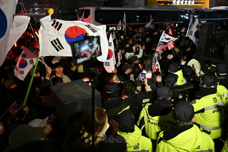 서울 마포구 서울서부지방법원에서 18일 ‘내란 우두머리’ 혐의를 받는 윤석열 대통령이 구속 전 피의자 심문(영장실질심사)을 받고 있는 가운데 지지자들이 법원 담장 너머로 시위를 하고 있다. 2025.1.18 도준석 전문기자