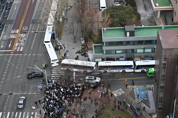 내란 우두머리 혐의를 받는 윤석열 대통령이 구속된 19일 오전 격분한 윤 대통령 지지자들이 난입해 기물이 파손된 서울 마포구 서울서부지방법원에 경찰 차벽으로 통제되고 있다.  2025.1.19. 도준석 전문기자