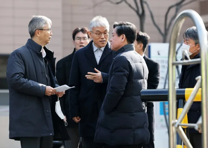 윤석열 대통령이 19일 새벽 내란 우두머리 혐의로 구속되자 지지자들이 서울 마포구 서울서부지법을 습격한 가운데 천대엽 법원행정처장(가운데)도 이날 서부지법 현장을 방문한 뒤 관계자들과 대화하고 있다. 뉴스1