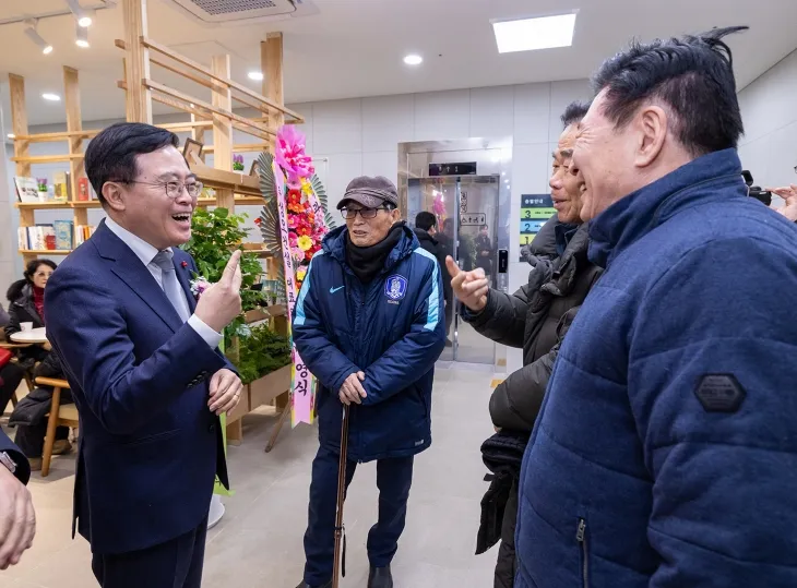 진교훈(왼쪽) 서울 강서구청장이 새로 문을 연 내발산복합복지센터에서 어르신들과 이야기하고 있다. 강서구 제공