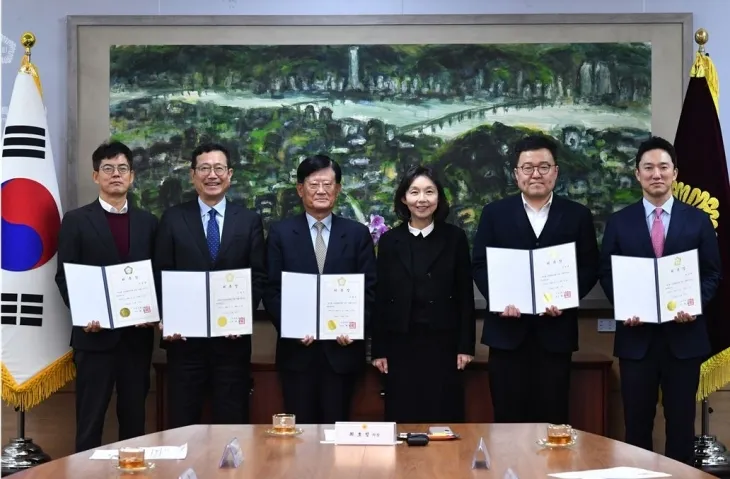 지난 17일 입법·법률고문 10명을 신규·재위촉하는 위촉식을 가진 서울시의회