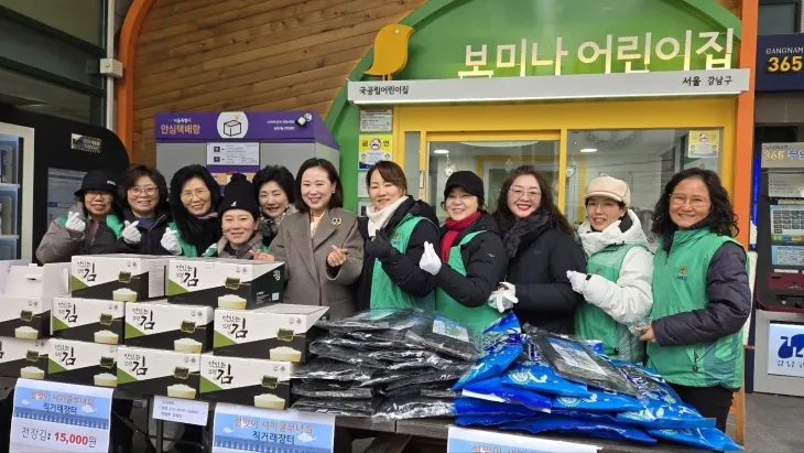 논현1동 주민센터에서 열린 새마을부녀회 설날 장터에 참석한 이새날 의원(오른쪽에서 여섯 번째)