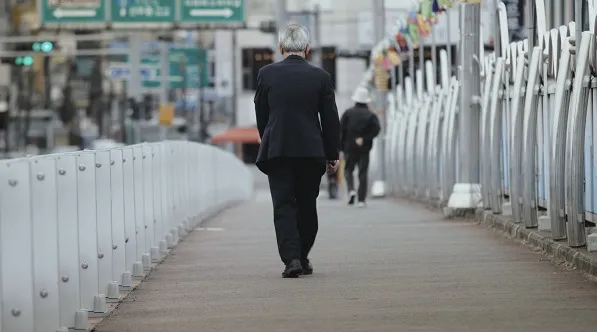 한국 사회가 점점 품격이 없어지고 있다는 비판의 목소리가 커지고 있다. 이런 가운데 인문학 무크지 ‘아크’는 전문가 18명이 말하는 품격에 대해 다뤘다. 얼마 전 다큐멘터리와 영화로도 만들어진 김장하 선생의 이야기는 우리 사회가 본받아야 할 품격이 무엇인지를 보여준다. 다큐멘터리 ‘어른 김장하’의 한 장면.  MBC 경남 제공