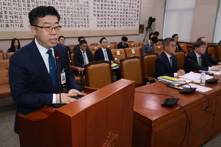 20일 윤석열 대통령 지지 시위대의 서울서부지법 청사 불법 진입 및 난동 사태와 관련한 긴급 현안질의가 열린 국회 법제사법위원회 전체회의서 신용해 교정본부장이 정청래 위원장의 질문에 답변하고 있다. 2025.1.20. 연합뉴스