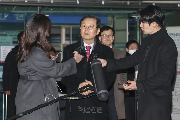 내란 수괴와 직권남용 등의 혐의를 받는 윤석열 대통령의 구속 전 피의자 심문(영장실질심사)이 종료된 18일 오후 서울 마포구 서부지법에서 윤갑근 변호사 등 윤 대통령 변호인들이 법원을 나서고 있다. 2025.1.18 도준석 전문기자