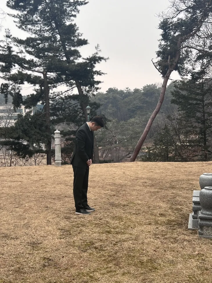 고 조양호 전 탁구협회장 묘소를 참배하는 유승민 체육회장 당선인. 유승민 당선인 측 제공