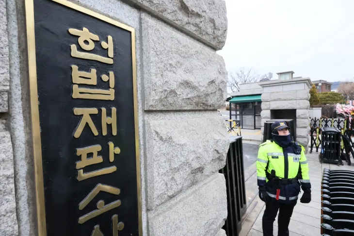 윤석열 대통령 탄핵심판의 2차 변론기일인 16일 서울 종로구 헌법재판소 앞에서 경찰이 경계근무를 서고 있다. 2025.1.16 연합뉴스