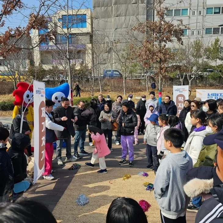 딱지치기 체험 중인 시민들. 포항시 제공