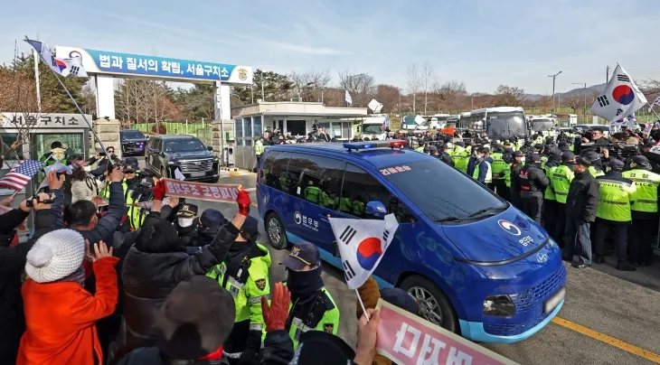 영장실질심사 향하는 윤석열 대통령 탑승 차량 행렬